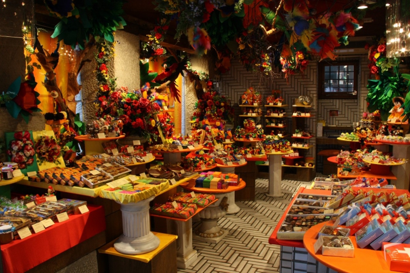 vitrine-VILLENEUVE LOUBET-min_candy_store_chocolate_shop_chocolate_switzerland-393515